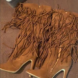 Shingle heeled boots